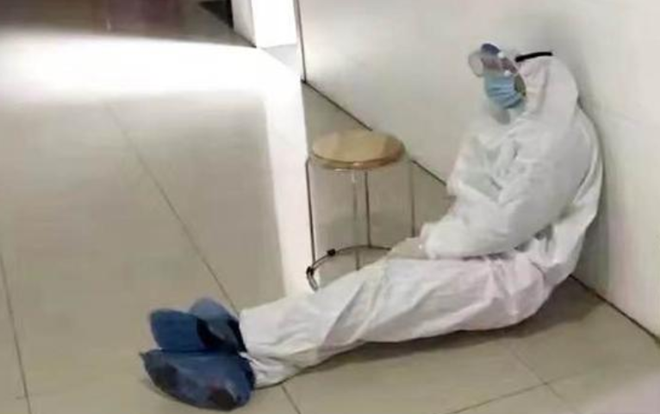 Chuyện xúc động phía sau bức ảnh bác sĩ chống virus corona ngủ gục cạnh tường trong bệnh viện