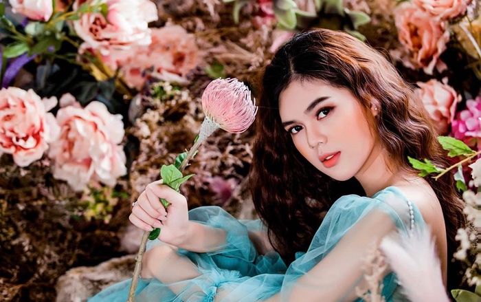 Đăng ảnh nóng bỏng, người mẫu Ngọc Trinh lại muốn 'mua' sự dịu dàng