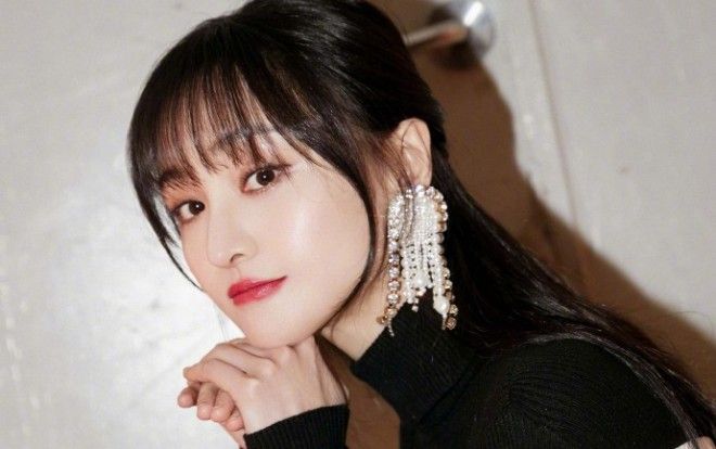 Dân mạng khen tạo hình cổ phục kết hợp với bông tai trân châu của Trịnh Sảng xinh đẹp và thu hút