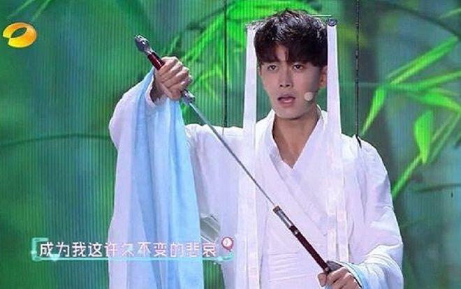 Những tạo hình khiến netizen không thể nhịn cười của Nhậm Gia Luân