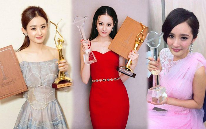 Fan Triệu Lệ Dĩnh và Dương Mịch cực khổ tranh giải Thị Hậu Kim Ưng cho idol nhưng vẫn đấu không lại Địch Lệ Nhiệt Ba