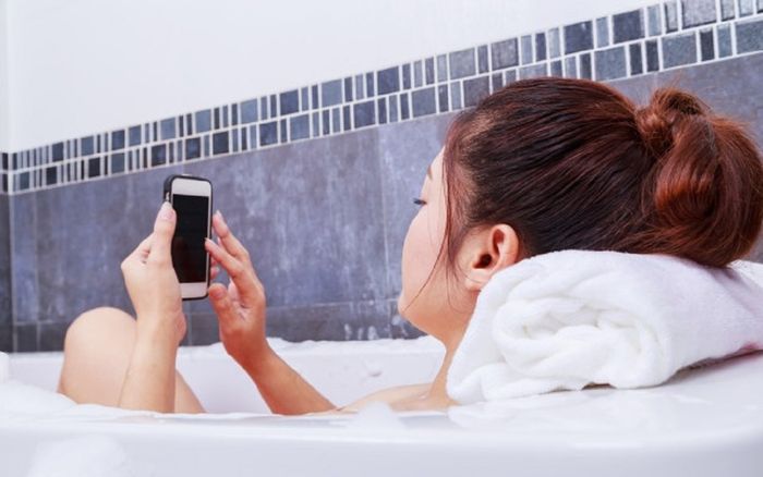 Thiếu nữ 15 tuổi tử vong khi sạc điện thoại trong lúc tắm