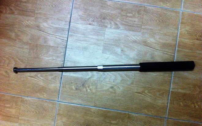 Nhóm côn đồ cầm hung khí lao vào đánh 2 tài xế xe ôm công nghệ tới tấp vì nghĩ bị 'nhìn đểu'