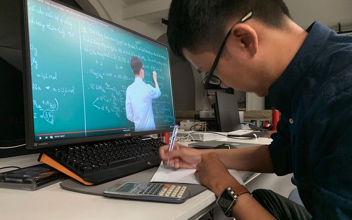 Cậu học sinh cấp 2 giả mạo thầy Hiệu phó, cho giáo viên ngưng dạy trực truyến