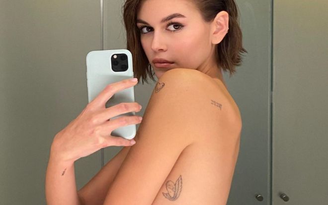 Con gái của cựu siêu mẫu Cindy Crawford chụp selfie bán khỏa thân khoe hình xăm nóng bỏng