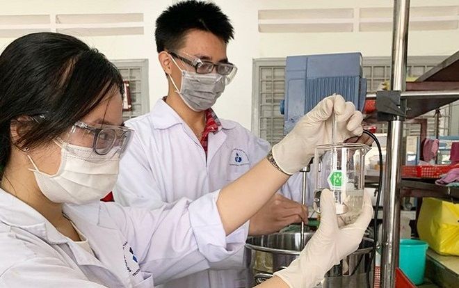 ĐHQG TP.HCM khen thưởng 120 triệu đồng cho 3 nhóm nghiên cứu sản phẩm phòng dịch Corona