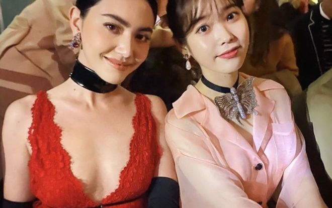 Ma nữ Davika nóng bỏng với áo xẻ sâu ngực đẹp 'nức nở' bên cạnh IU tại show Gucci