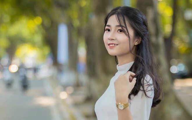 Thiếu nữ Hà thành sở hữu nụ cười răng khểnh duyên dáng