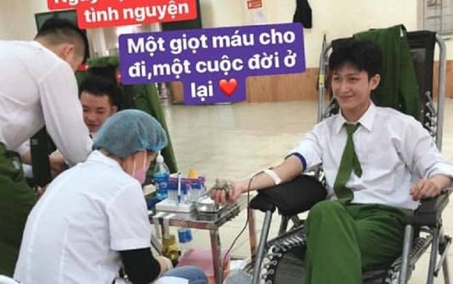Chiến sĩ công an trẻ 'gây sốt' với nụ cười tươi cùng gương mặt điển trai tại buổi hiến máu tình nguyện
