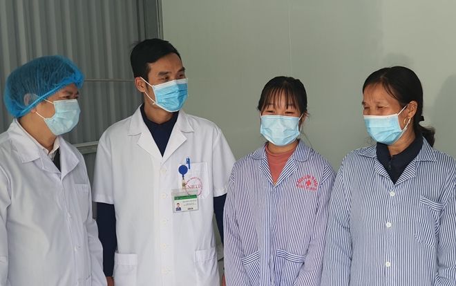 Thiếu nữ 16 tuổi cùng mẹ ruột được chữa khỏi virus corona vui vẻ trong ngày xuất viện