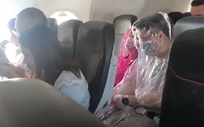 Sợ nhiễm virus khi đi máy bay giữa mùa dịch, hai hành khách làm điều 'khó đỡ' này
