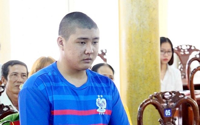 Nam thanh niên cứa cổ cô gái tiếp bia để cướp tài sản