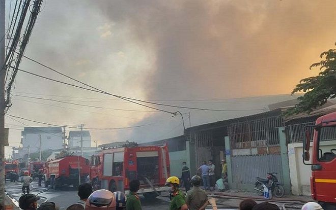 Cháy lớn ở nhà xưởng gần 1000 m2 tại TP.HCM