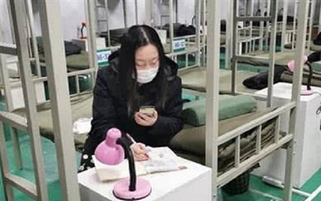 Bị cách ly vì nhiễm Corona, cô giáo vẫn quyết định âm thầm dạy trực tuyến cho học trò