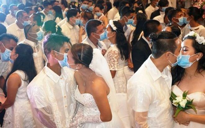 220 cặp đôi đeo khẩu trang trao nhau nụ hôn giữa đám cưới tập thể vì dịch corona