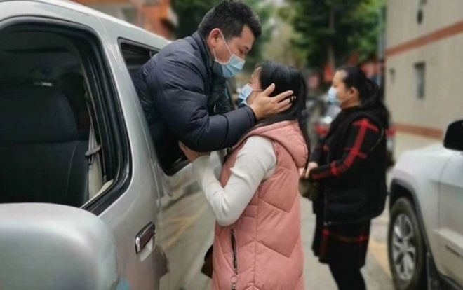 Nghẹn ngào trước nụ hôn tạm biệt của cặp vợ chồng chia tay nhau vì virus corona