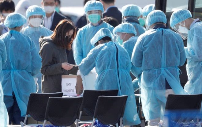 Bộ trưởng Nhật Bản xin lỗi vì 'thả' 23 người chưa xét nghiệm virus corona