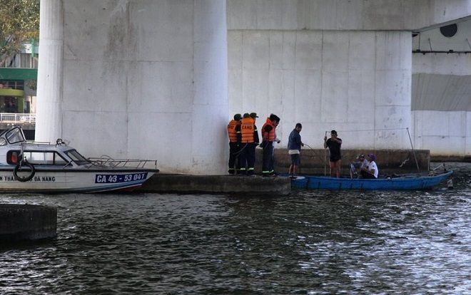 Buồn chuyện tình cảm, nam thanh niên 24 tuổi đưa số điện thoại mẹ cho tài xế Grab rồi nhảy sông Hàn tự tử