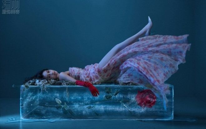 Tạm hoãn hoạt động vì dịch COVID-19, Angelababy 'siêng' chụp ảnh tạp chí mãn nhãn fans hâm mộ