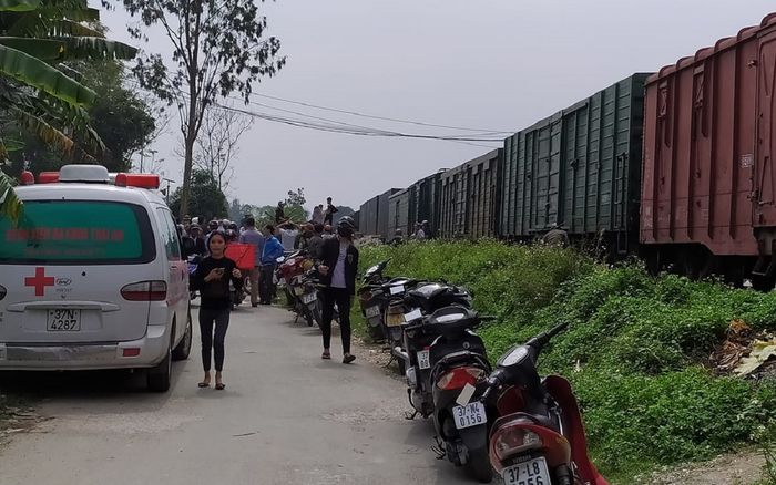 Tàu hỏa húc văng tàu chở hàng, tài xế tử vong