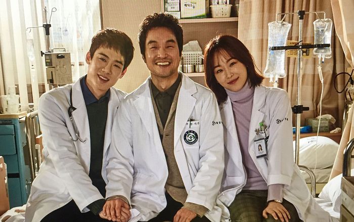 Người thầy y đức 2: Khán giả đau tim khi xem đến cảnh lỗi nghiệp vụ của bác sĩ Lee Sung Kyung