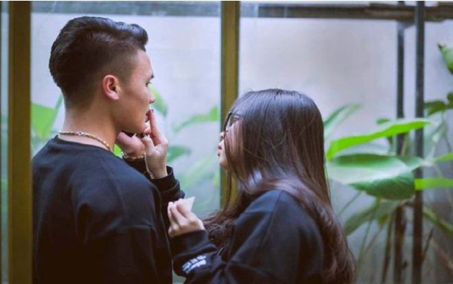 Quang Hải và Nhật Lê liên tục 'thả tim' cho nhau
