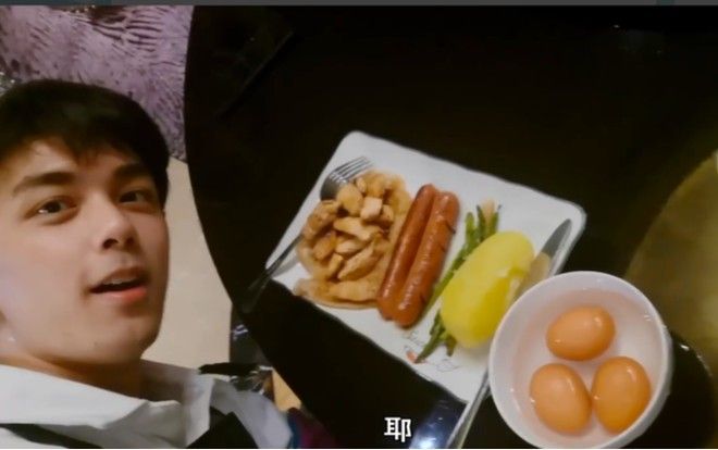 Ngô Lỗi ở nhà tránh dịch corona: Hé lộ căn hộ sang trọng, làm đồ ăn sáng rồi cạo râu, vừa đời thường vừa dễ thương