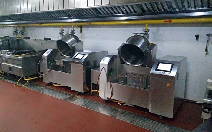 Hai 'đầu bếp' robot 1,1 tỷ đồng phục vụ y bác sĩ và bệnh nhân tại tâm dịch Vũ Hán