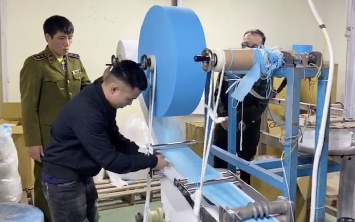 Đề nghị xử lý hình sự doanh nghiệp dùng giấy vệ sinh thay vải kháng khuẩn sản xuất khẩu trang