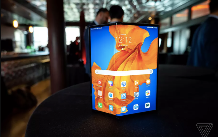 Huawei ra mắt smartphone gập mới để thách thức Samsung, giá hơn 63 triệu đồng