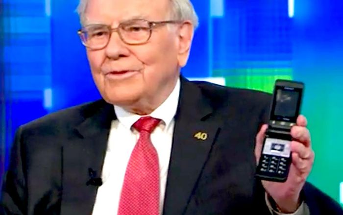 Tỉ phú Warren Buffett cuối cùng cũng bỏ chiếc điện thoại 'cục gạch' 20 USD, chuyển sang dùng iPhone