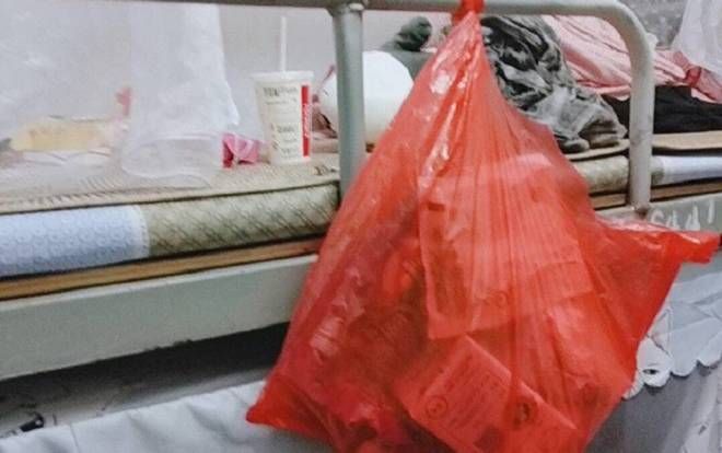 Nhiều lần treo bịch rác lớn ngay trên đầu bạn cùng phòng KTX, nữ sinh vẫn 'chày cối' khi bị nhắc nhở