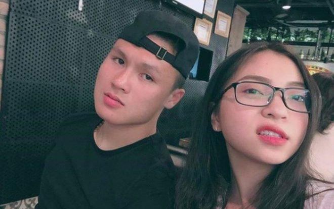 Quang Hải chở Nhật Lê đi xe máy, quên… đội nón bảo hiểm