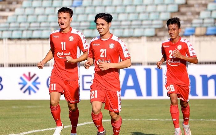 Bùi Tiến Dũng mắc sai lầm, Công Phượng suýt hỏng ngày vui