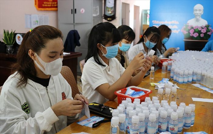 Đại học Đồng Tháp sản xuất nước rửa tay khô, tặng miễn phí cho các trường THPT trong tỉnh