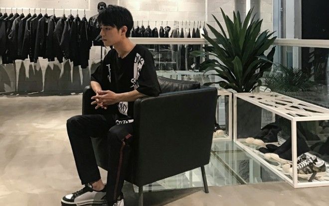 Tiêu Chiến hướng dẫn mọi người cách tạo dáng khi chụp ảnh, cực đáng yêu khi tự vỗ tay cho bản thân