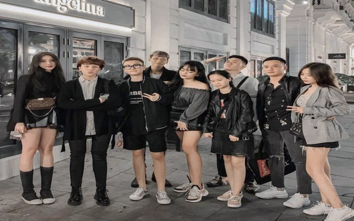 Bảo Hân cùng hội bạn thân bị fan soi photoshop kéo dài chân đến cong cả đường