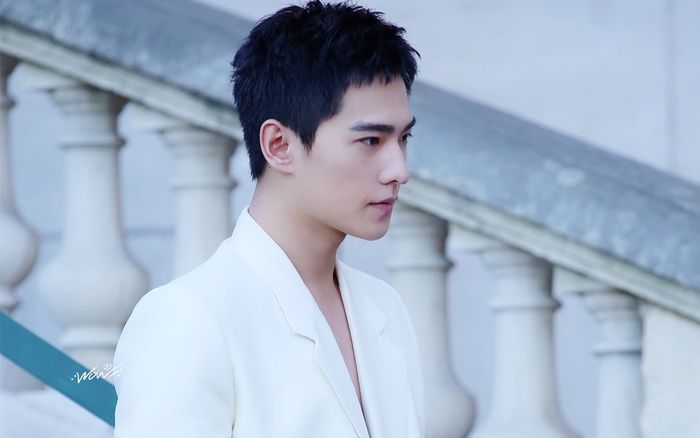 Bất chấp dịch bệnh, Dương Dương vẫn tham gia Paris Fashion Week: Ngồi hàng ghế đầu nhưng khách mời khác chẳng dám đến gần