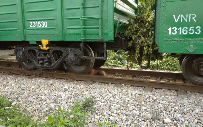 Cô gái trẻ bị tàu hoả cán cụt tay chân nguy kịch phải nhập viện cấp cứu