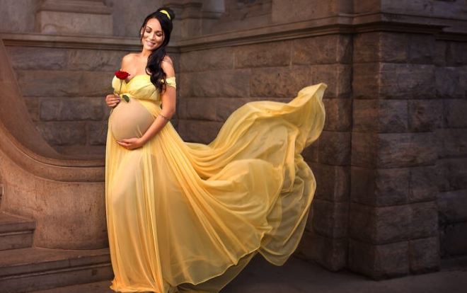 Bộ ảnh chụp phụ nữ mang thai mặc váy công chúa Disney viral khắp thế giới