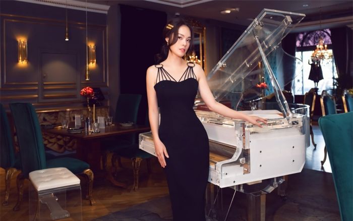 Dương Cẩm Lynh khoe eo thon dáng chuẩn, chẳng hở bạo mà vẫn quyến rũ 'mê người'