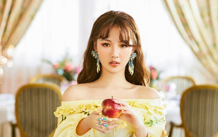 Mặc váy công chúa Belle, tay cầm táo Bạch Tuyết, Amee comeback với hình tượng gì lạ lùng thế này?