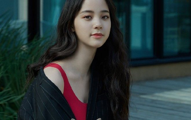 Dân mạng chê Âu Dương Na Na kém gợi cảm khi đóng quảng cáo nội y: ‘Kiếm tiền dễ quá nhỉ?’