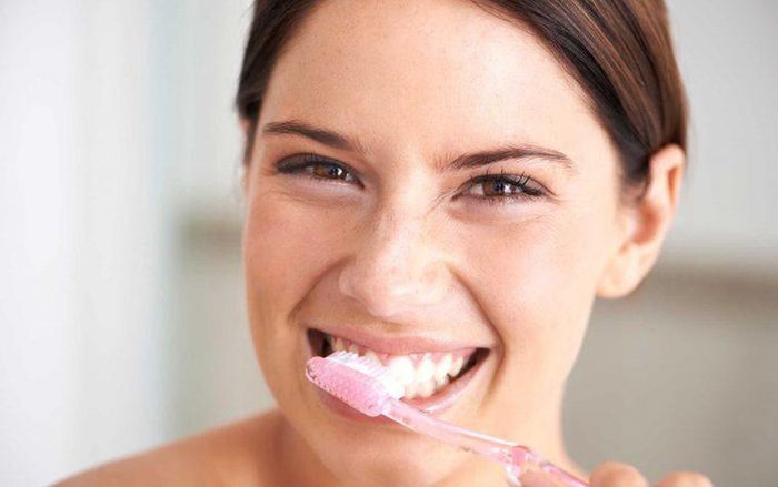 Cô gái nuốt cả bàn chải vào bụng vì vừa đánh răng vừa cười