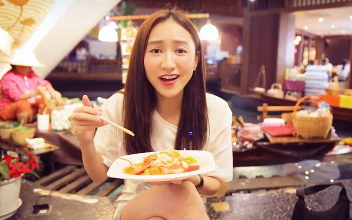 Á hậu Hà Thu tung vlog khám phá trung tâm thương mại lớn nhất Thái Lan