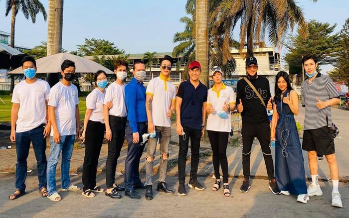 Nhật Kim Anh, Đại Nghĩa và Võ Tấn Phát phát 4000 khẩu trang, 3000 chai nước rửa tay giữa dịch Covid 19