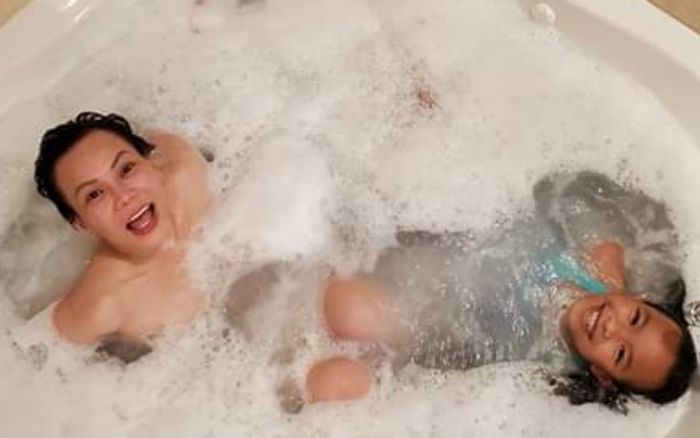 Ông xã Việt Hương khoe ảnh vui vẻ của vợ với con gái trong bồn tắm