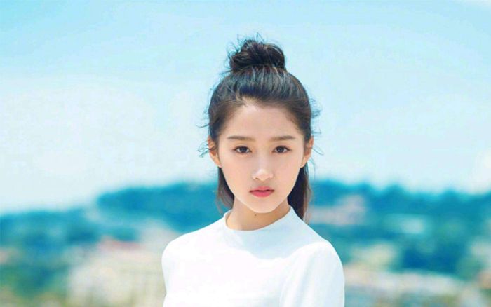 Quan Hiểu Đồng cùng mẹ và nhân viên bịt khẩu trang kín mít đến bệnh viện, dấy lên lo ngại nhiễm virus corona?