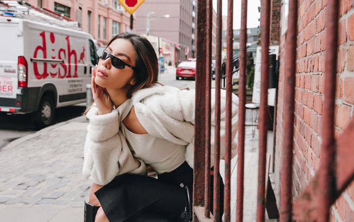Minh Tú khoe vòng eo bé xíu, diện croptop giữa tiết trời lạnh giá New York