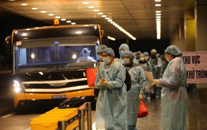 30 công dân từ vùng dịch Vũ Hán được ra viện sau 21 ngày cách ly, đều âm tính với COVID-19